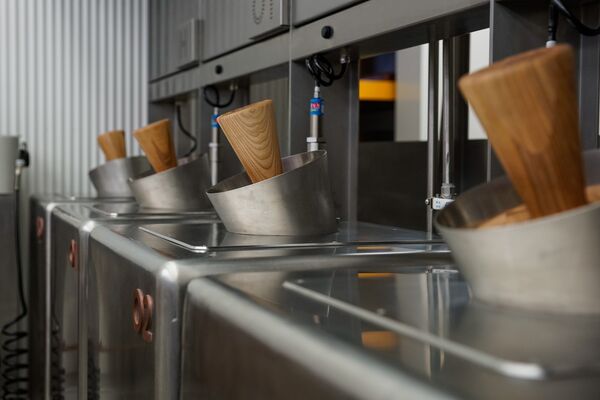 Емкости, в которых самогон купажируется и выравнивается - Sputnik Латвия