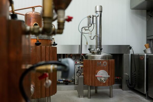 Дистиллированную воду на предприятии получают в этом аппарате - Sputnik Латвия