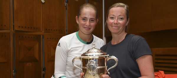 Теннисистка Елена Остапенко и ее мама и тренер Елена Яковлева с кубком Roland Garros - Sputnik Латвия