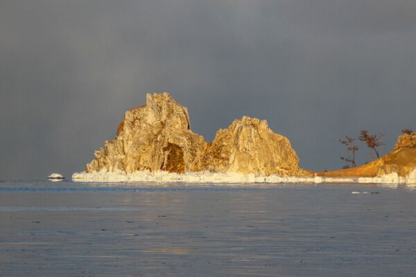 Мыс Бурхан, скала Шаманка на острове Ольхон Мыс Бурхан, скала Шаманка на острове Ольхон - Sputnik Латвия