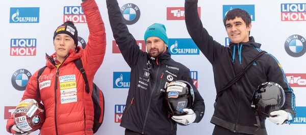 Скелетонист Мартинс Дукурс (в центре) выиграл этап Кубка мира в Инсбруке, вторым стал южнокреец Ян Сунбин (слева), третьим - россиянин Никита Трегубов (справа) Скелетонист Мартинс Дукурс (в центре) выиграл этап Кубка мира в Инсбруке, вторым стал южнокреец Ян Сунбин (слева), третьим - россиянин Никита Трегубов (справа) - Sputnik Латвия