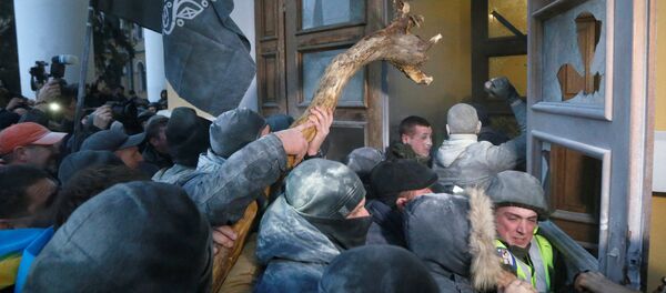 Сторонники экс-президента Грузии и деятеля украинской оппозиции Михаила Саакашвили ворвались в здание Международного художественного центра в Киеве - Sputnik Латвия