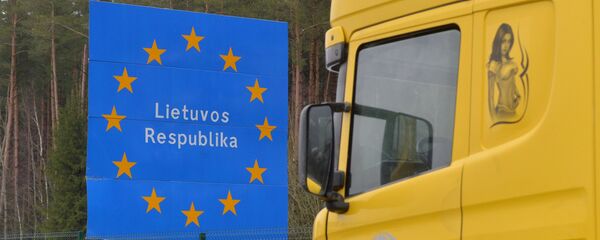 Грузовик на пересечении белорусско-литовской Грузовик на пересечении белорусско-литовской - Sputnik Latvija