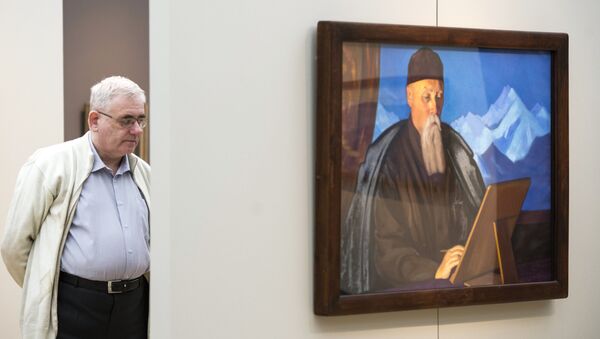 Посетитель рядом с картиной Портрет отца художника Святослава Рериха - Sputnik Латвия