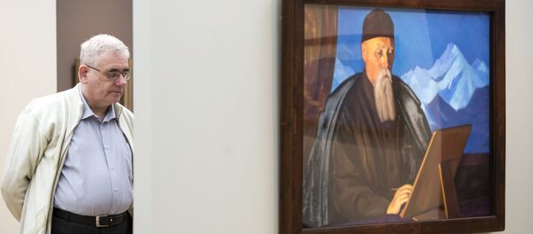 Посетитель рядом с картиной Портрет отца художника Святослава Рериха - Sputnik Латвия