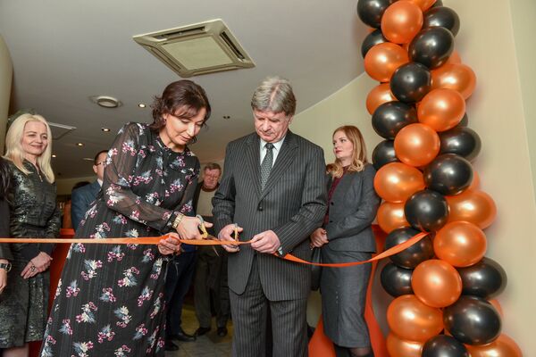 Посол РФ в Эстонии Александр Петров и шеф-редактор Sputnik Эстония  Елена Черышева перерезают ленточку на открытии пресс-центра Sputnik Эстония - Sputnik Латвия