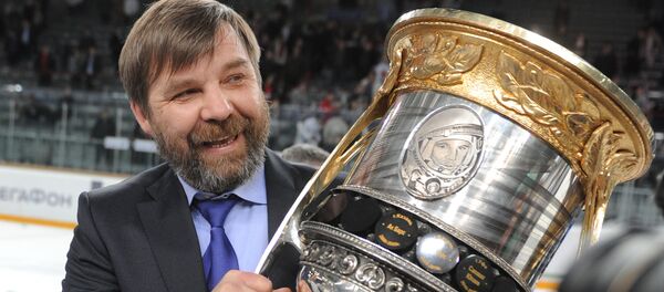 Олег Знарок с Кубком Гагарина, апрель 2012 - Sputnik Латвия