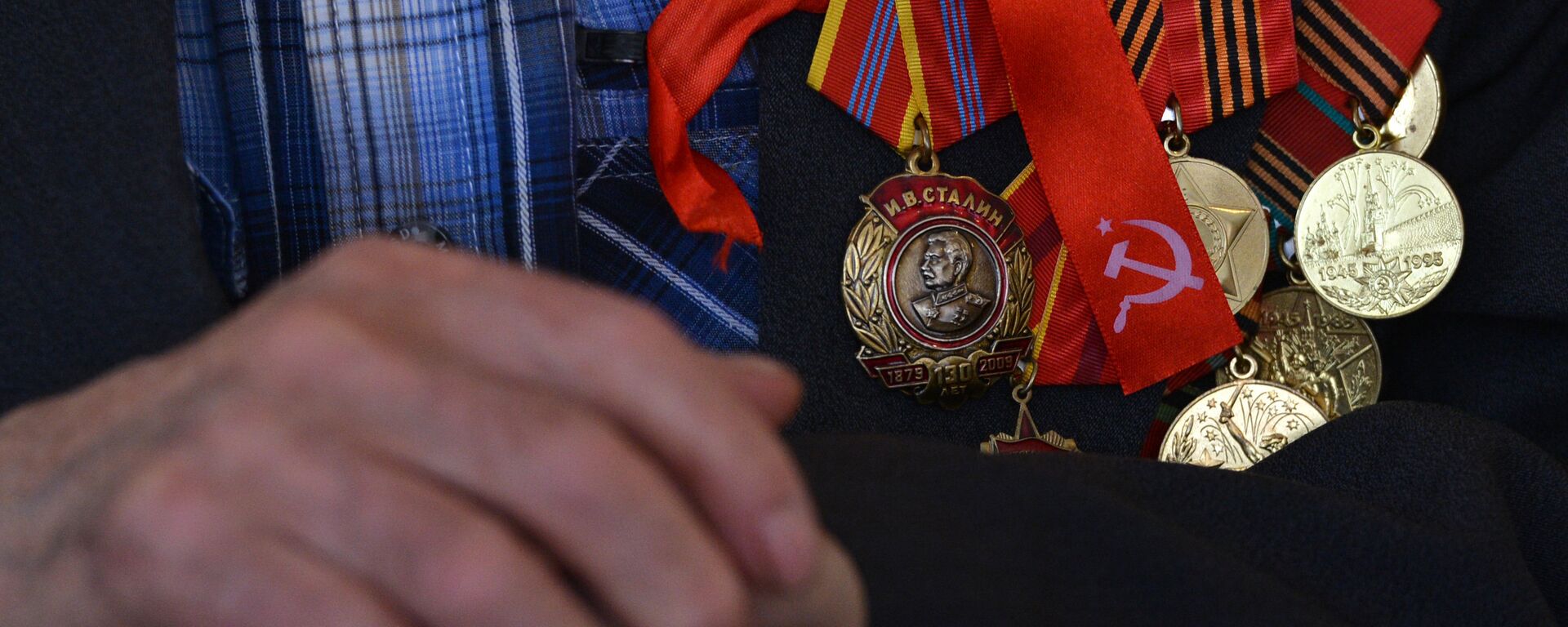 Ордена и медали на груди ветерана Великой отечественной войны - Sputnik Латвия, 1920, 31.03.2026