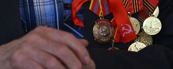 Ордена и медали на груди ветерана Великой отечественной войны - Sputnik Latvija