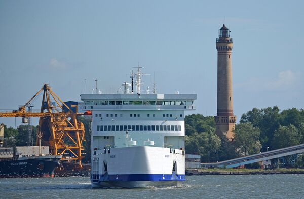 Танкер-газовоз в акватории порта при регазификационном терминале (СПГ) в польском городе Свиноуйсьце - Sputnik Латвия