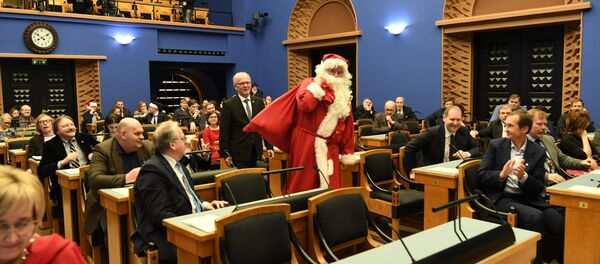 Дед Мороз Йыулувана пришел в парламент Эстонии Рийгикогу 21 декабря 2017 года - Sputnik Латвия