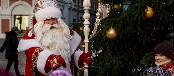 Дед Мороз из Великого Устюга на Домской площади в Риге - Sputnik Латвия