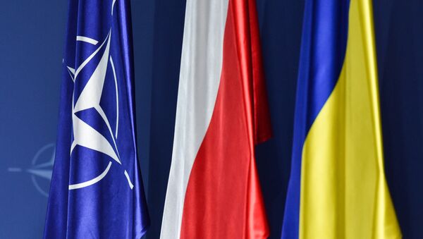 Флаги НАТО, Польши и Украины (слева направо) на саммите НАТО в Варшаве - Sputnik Latvija