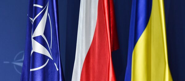 Флаги НАТО, Польши и Украины (слева направо) на саммите НАТО в Варшаве - Sputnik Латвия