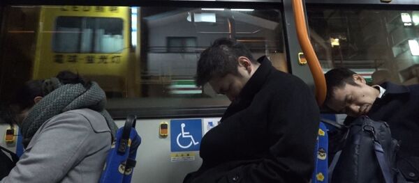 Автобус для перебравших на корпоративах японцев Автобус для перебравших на корпоративах японцев - Sputnik Latvija