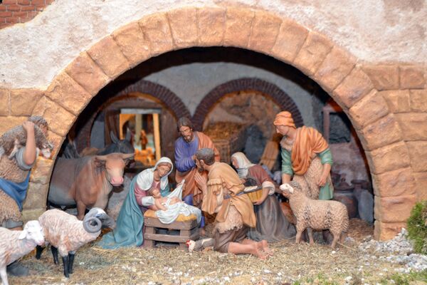 Поклонение пастухов новорожденному Иисусу. Белен в здании Старой Королевской почты в Мадриде - Sputnik Латвия