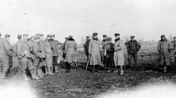 Британские и немецкие солдаты на нейтральной полосе во время рождественского перемирия - Sputnik Латвия