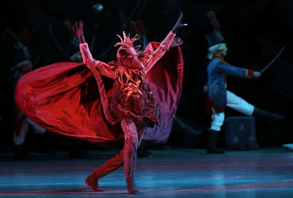 Студенты Академии Русского балета им. А.Я. Вагановой в сцене из балета П.Чайковского Щелкунчик в Государственном академическом Мариинском театре - Sputnik Латвия