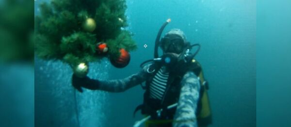 Dziļūdens tradīcija: Kazaņā ezera dibenā uzstādīta egle Dziļūdens tradīcija: Kazaņā ezera dibenā uzstādīta egle - Sputnik Latvija