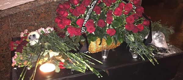 Цветы и свечи у перехода на Славянском бульваре. 25.12.17 - Sputnik Латвия