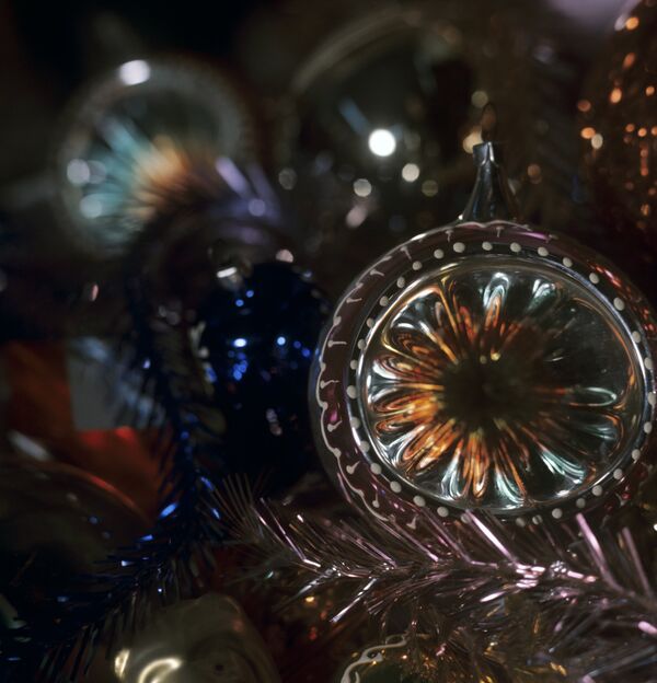 Космонавты из ваты и початки кукурузы: история СССР в елочных украшениях - Sputnik Латвия