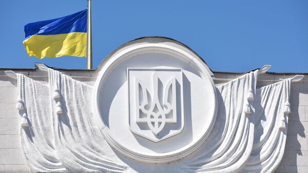 Ukrainas karogs pie parlamenta ēkas Kijevā - Sputnik Latvija