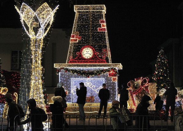 Spectators watch the Christmas illuminations at the Royal Treaty street in Warsaw, Poland - Sputnik Latvija