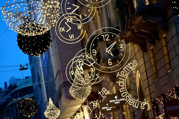 Christmas lights decorations are pictured in the Quadrilatero della Moda, a high-class shopping district, in Milan - Sputnik Latvija