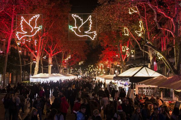 Illuminated peace doves hang over Las Ramblas during the inauguration of this year's Christmas lights in Barcelona - Sputnik Latvija