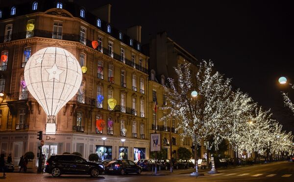 The facade of the French fashion house and luxury goods Christian Dior shop on the Avenue Montaigne in Paris, decorated with Christmas lights - Sputnik Latvija