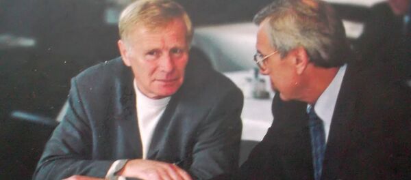 Янис Юрканс и автор книги Кладлен Дозорцев Янис Юрканс и автор книги Кладлен Дозорцев - Sputnik Латвия