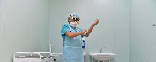 Академик Арнольд Смеянович готовится к операции Академик Арнольд Смеянович готовится к операции - Sputnik Латвия