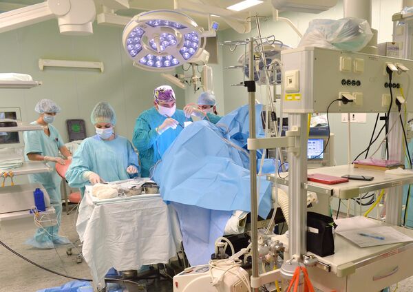 В операционном блоке РНПЦ неврологии и нейрохирургии идет операция по удалению опухоли головного мозга - Sputnik Латвия