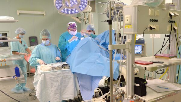 В операционном блоке РНПЦ неврологии и нейрохирургии идет операция по удалению опухоли головного мозга - Sputnik Latvija