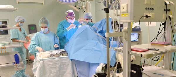 В операционном блоке РНПЦ неврологии и нейрохирургии идет операция по удалению опухоли головного мозга - Sputnik Latvija