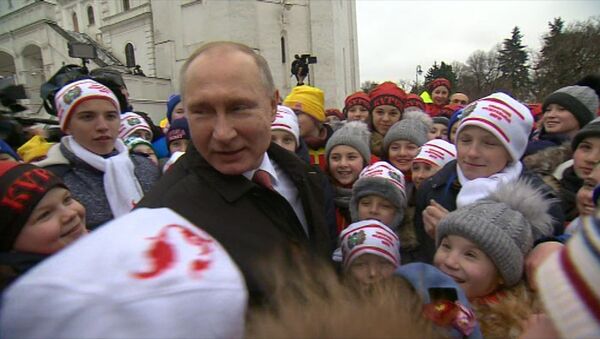 Bērni apbēruši ar jautājumiem Vladimiru Putinu pēc Jaungada pasākuma Kremlī - Sputnik Latvija