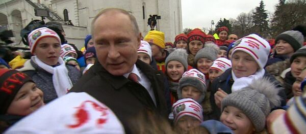 Bērni apbēruši ar jautājumiem Vladimiru Putinu pēc Jaungada pasākuma Kremlī Bērni apbēruši ar jautājumiem Vladimiru Putinu pēc Jaungada pasākuma Kremlī - Sputnik Latvija