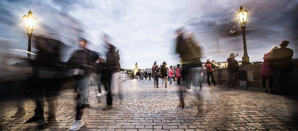 Люди идут по городской улице Люди идут по городской улице - Sputnik Латвия