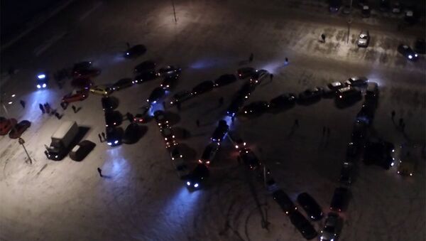 Более 50 машин выстроились в фигуру новогодней ели во Владимире - Sputnik Латвия