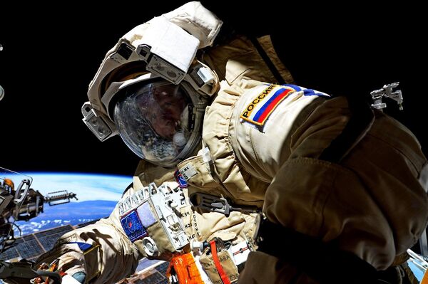 Космонавт Роскосмоса Сергей Рязанский во время выхода в открытый космос - Sputnik Латвия
