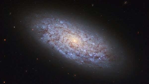 Галактика NGC 5949 в созвездии Дракона, нарушающая законы распределения темной материи - Sputnik Latvija