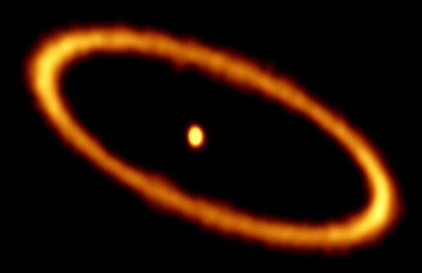 Звезда Фомальгаут, окруженная огненным кольцом из газа и пыли - Sputnik Латвия