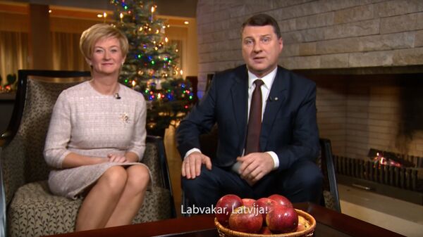 Президент Латвии Раймондс Вейонис и Первая леди Ивета Вейоне поздравляют с 2017 годом - Sputnik Латвия