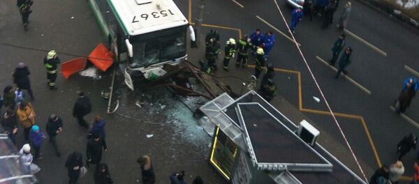 Автобус врезался в остановку на северо-западе Москвы - Sputnik Латвия