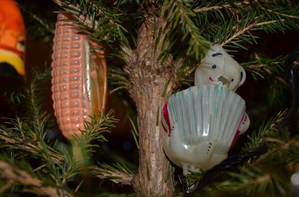 Космонавты из ваты и початки кукурузы: история СССР в елочных украшениях - Sputnik Латвия