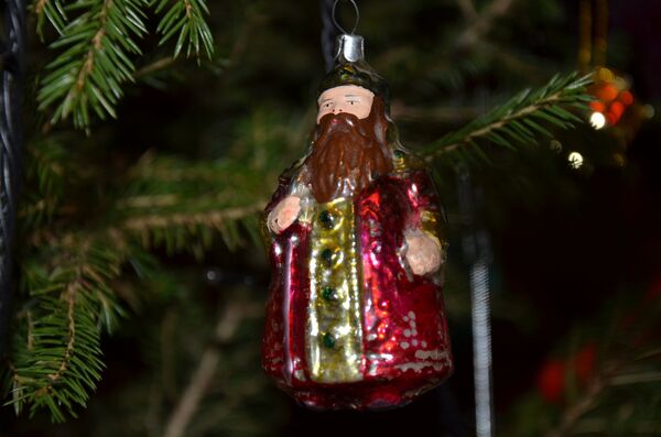 Космонавты из ваты и початки кукурузы: история СССР в елочных украшениях - Sputnik Латвия