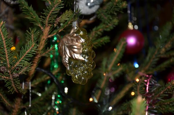 Космонавты из ваты и початки кукурузы: история СССР в елочных украшениях - Sputnik Латвия