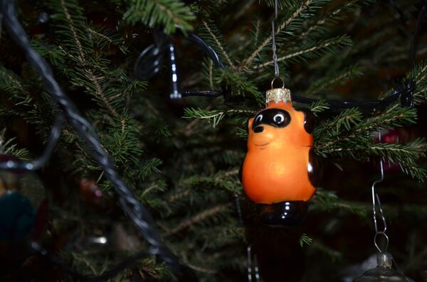 Космонавты из ваты и початки кукурузы: история СССР в елочных украшениях - Sputnik Латвия