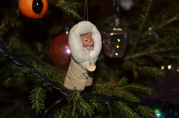 Космонавты из ваты и початки кукурузы: история СССР в елочных украшениях - Sputnik Латвия