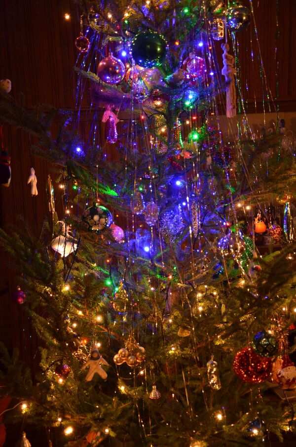 Космонавты из ваты и початки кукурузы: история СССР в елочных украшениях - Sputnik Латвия